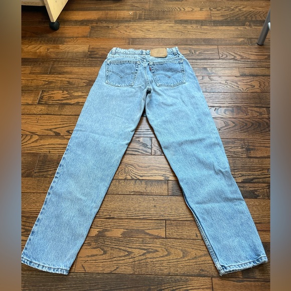 Levi’s size 26/27 size 4 medium wash vintage 550 Relaxed leg tapered jeans - Picture 4 of 10